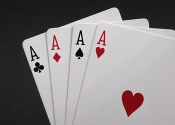 Pokerhand med fyra ess